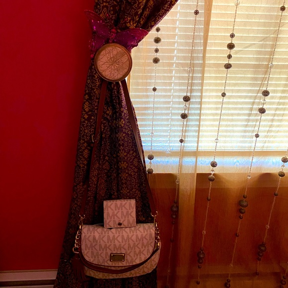 👜 Authentic Michael Kors Purse 👜 - Picture 2 of 7